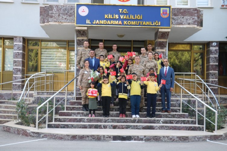 &Ccedil;ocuklardan Jandarmaya anlamlı ziyaret