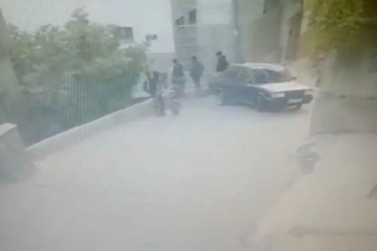 Yokuşu &ccedil;ıkamayan ara&ccedil; 3 kişiye &ccedil;arptı