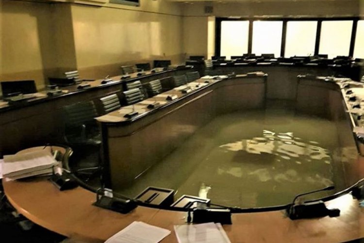 Venedik'te iklim &ouml;nergesi reddedildi, parlamentoyu su bastı