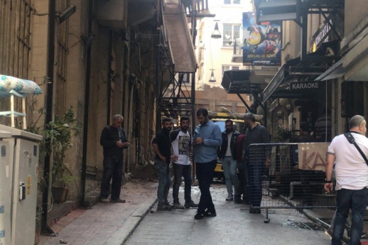 Yıkımına başlanan binanın duvarı &ccedil;&ouml;kt&uuml;: 1 kişi altında kaldı