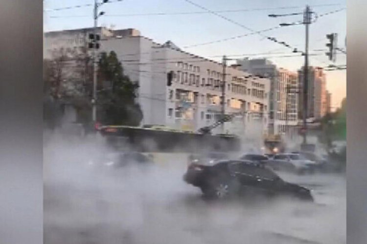 Ukrayna'da &ccedil;&ouml;ken yol ara&ccedil;ları yuttu, kaynar sular caddeye yayıldı!