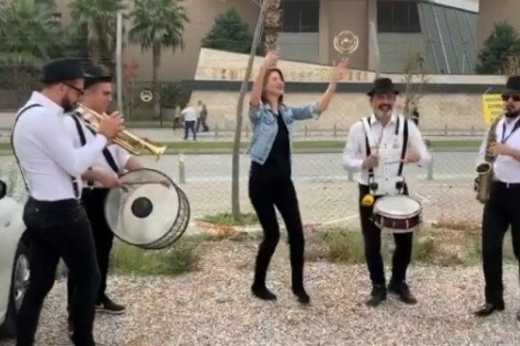 Eşinden boşanmasını bando eşliğinde kutladı