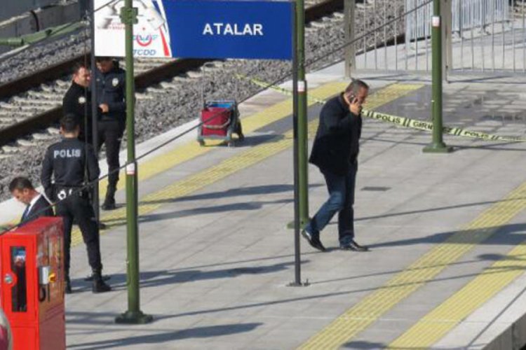 Raylara d&uuml;şen yaşlı adam trenin altında kaldı