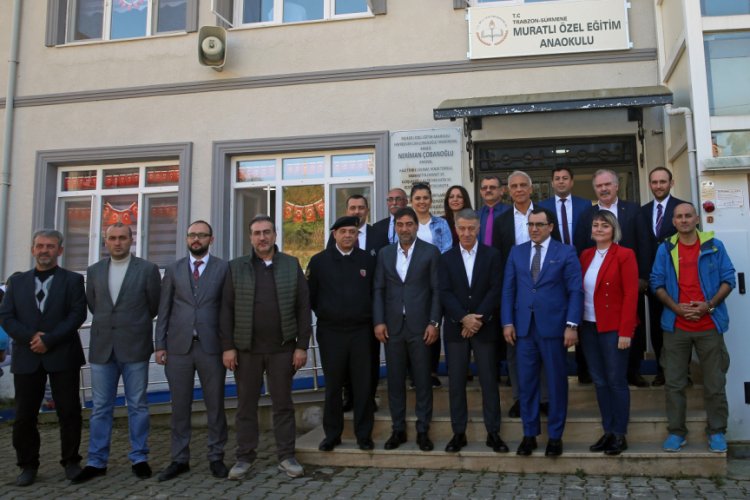 Ahmet Ağaoğlu ve &Uuml;nal Karaman &ouml;zel &ccedil;ocukları ziyaret etti