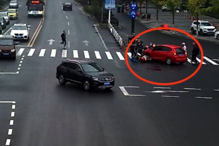 Saniyeler i&ccedil;inde aracın altından &ccedil;ıkardılar