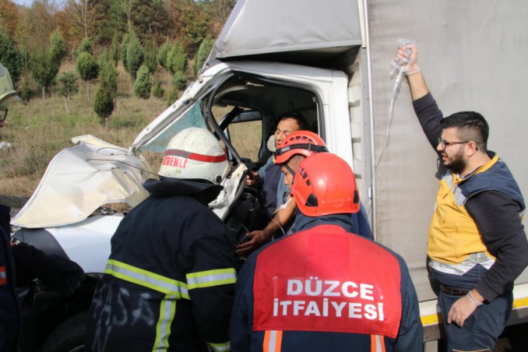 TIR'a &ccedil;arpan kamyonetin s&uuml;r&uuml;c&uuml;s&uuml; yaralandı
