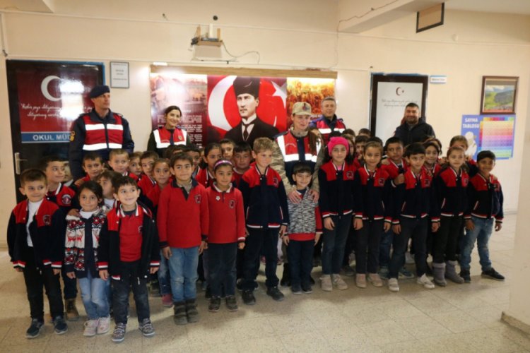 Jandarma k&ouml;y okulunda &ouml;ğrencilerle buluştu