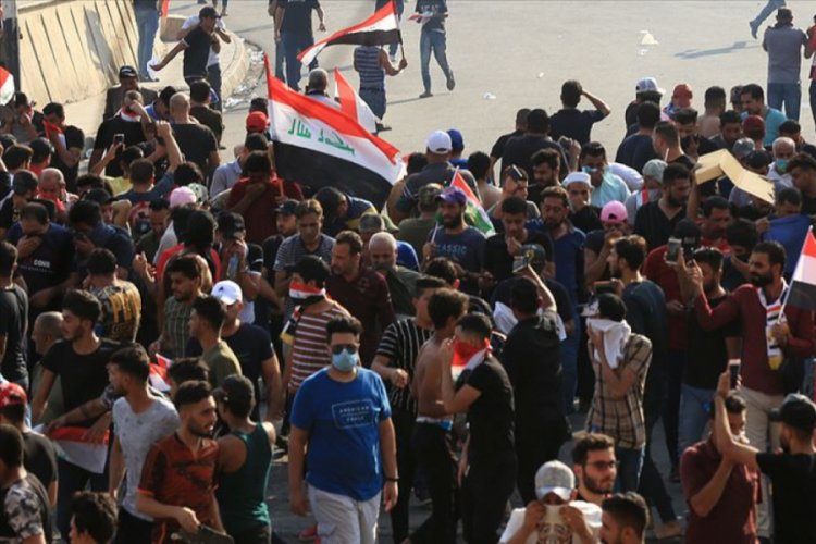 Iraklı g&ouml;stericiler &uuml;lkenin en &ouml;nemli limanına giden yolları kapattı