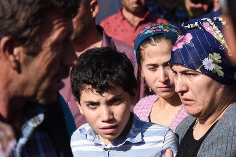 Son anda kurtulan Yasin, ailesinin cenazesinde g&uuml;&ccedil;l&uuml;kle ayakta durdu