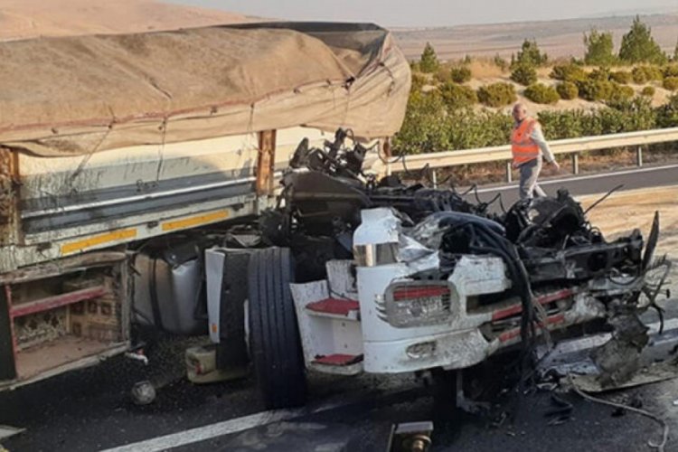 Uyuyakalan TIR şof&ouml;r&uuml; bariyerlere &ccedil;arparak durabildi