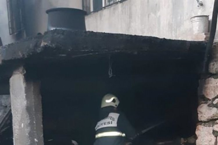Odunlukta &ccedil;ıkan yangın g&uuml;&ccedil;l&uuml;kle s&ouml;nd&uuml;r&uuml;ld&uuml;