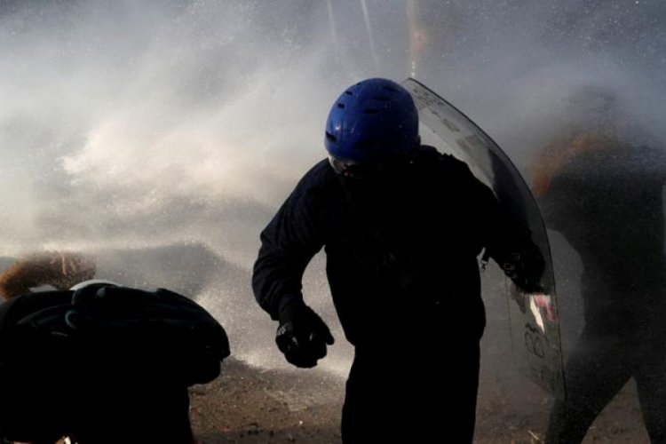 Şili'de polis m&uuml;dahalesi nedeniyle 230 kişi g&ouml;rme yetisini kaybetti