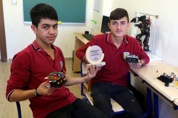 Par&ccedil;alarını kendileri &uuml;rettikleri robotla, d&uuml;nya 2'ncisi oldular