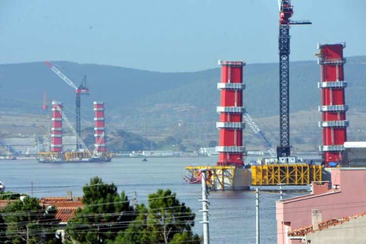 1915 &Ccedil;anakkale K&ouml;pr&uuml;s&uuml; ayaklarının y&uuml;ksekliği 50 metreye ulaştı
