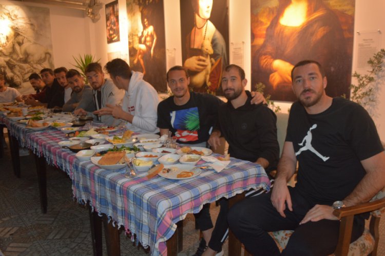 Isparta 32 Sporlu futbolculara moral kahvaltısı