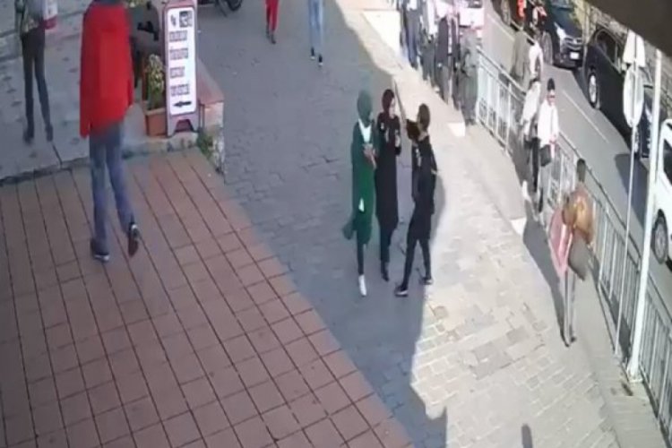 Baş&ouml;rt&uuml;l&uuml; kızlara yumruklu saldırı