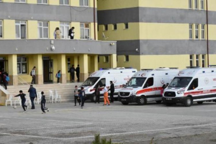 17 &ouml;ğrenci ve 1 &ouml;ğretmen hastaneye kaldırıldı