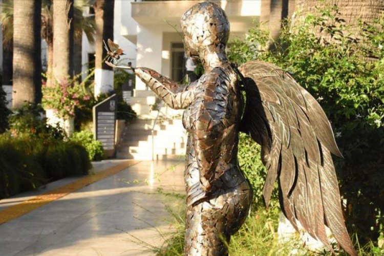 Muğla'da kanser nedeniyle hayatını kaybeden Neslican Tay'ın heykeli yapıldı