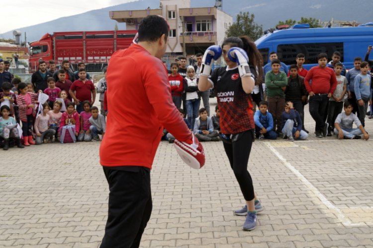 Milli sporculardan 'muaythai' tanıtımı i&ccedil;in g&ouml;steri ma&ccedil;ı