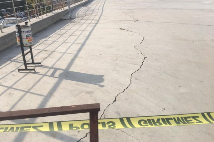 Otoparktaki &ccedil;atlaklar tehlike oluşturuyor