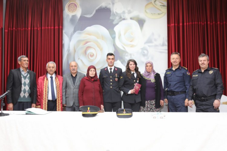 Nikahlarını askeri &uuml;niformayla kıydırdılar