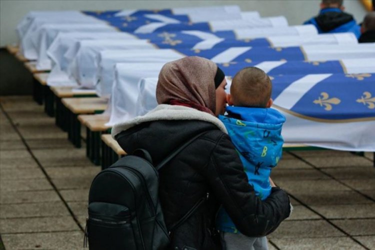 Bosna'daki savaşta &ouml;ld&uuml;r&uuml;len 12 Boşnak 27 yıl sonra toprağa verildi