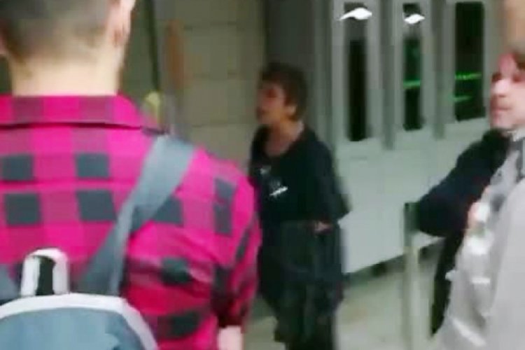 Baş&ouml;rt&uuml;l&uuml; kızlara saldıran kadının, yeni g&ouml;r&uuml;nt&uuml;leri ortaya &ccedil;ıktı