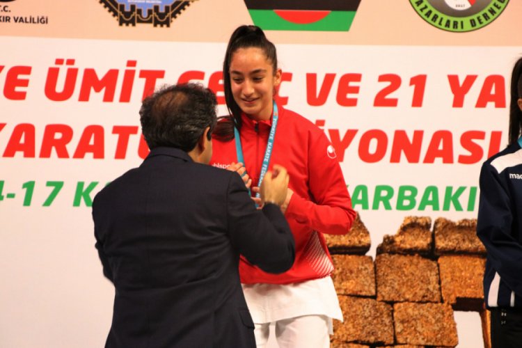 T&uuml;rkiye Karate Şampiyonası'nda altın madalya ev sahibinin