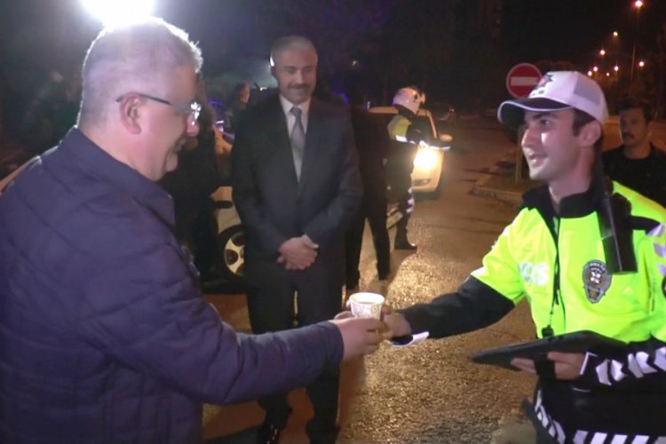 Vali polislere &ccedil;orba ikram etti