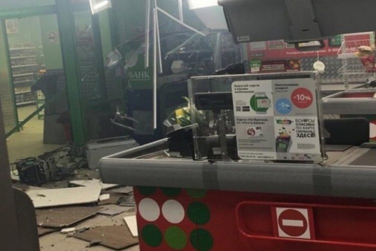 Hırsızlar ATM'yi bombayla havaya u&ccedil;urdu