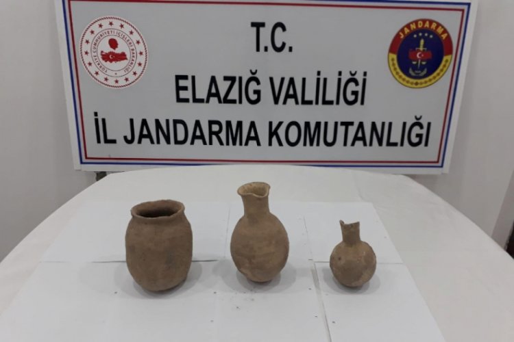 Elazığ'da jandarma, Roma d&ouml;nemine ait k&uuml;p ve testiler ele ge&ccedil;irdi