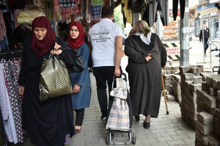 Bursa'da belediye ekipleri, yaşlıların torbalarını taşıyor