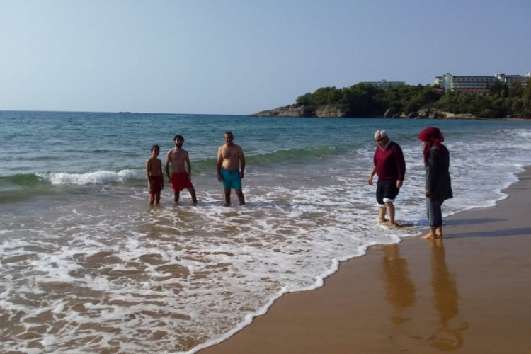 Antalya'da "sıcak kış ayının" tadını denizde &ccedil;ıkardılar