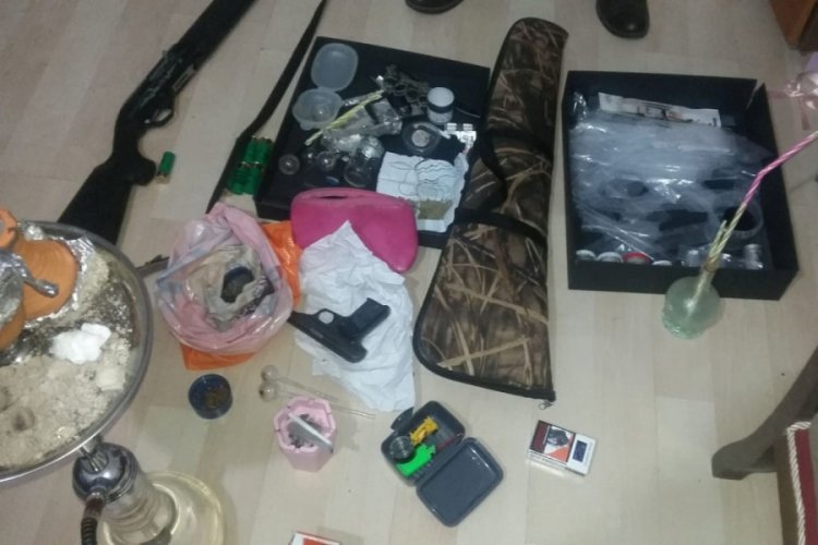Bursa İznik'teki evden uyuşturucu ve cephanelik &ccedil;ıktı