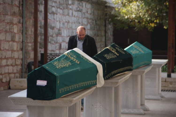 Bakırk&ouml;y'de siyan&uuml;r dehşetinde &ouml;len aile son yolculuğuna uğurlandı