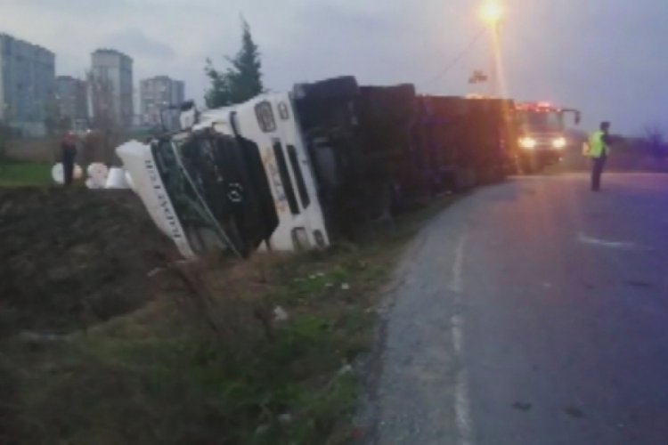 Virajı alamayan tır bisikletlinin &uuml;zerine devrildi: 1 &ouml;l&uuml;