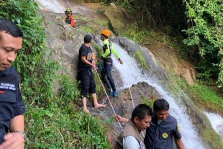 Tayland'da şelalede selfie &ccedil;ekerken 80 metre aşağı d&uuml;şerek &ouml;ld&uuml;