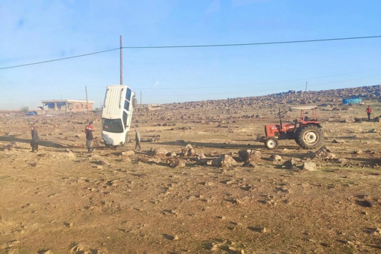 Takla atan ara&ccedil; direğe dayalı halde asılı kaldı