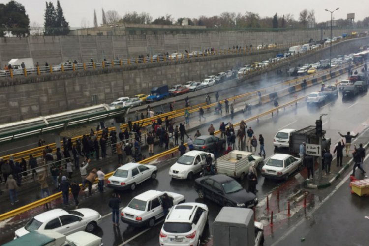 İran'da zam protestoları: Şiraz'da benzin istasyonları ateşe verildi