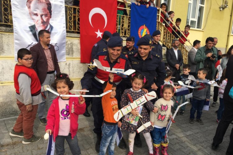 Jandarma &ouml;ğrencilere model u&ccedil;ak hediye etti