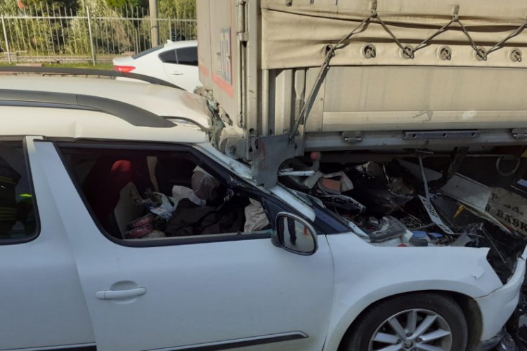 Park halindeki TIR'a &ccedil;arpan otomobildeki &ccedil;ift, yaralandı