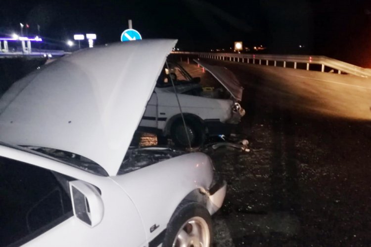 İki otomobil &ccedil;arpıştı: 10 yaralı