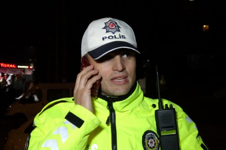Otomobilin &ccedil;arptığı kadının &ccedil;alan telefonunu polis a&ccedil;tı