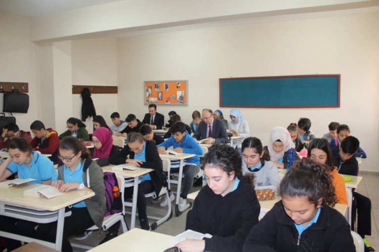 Kaymakam Yazar &ouml;ğrencilerle kitap okudu