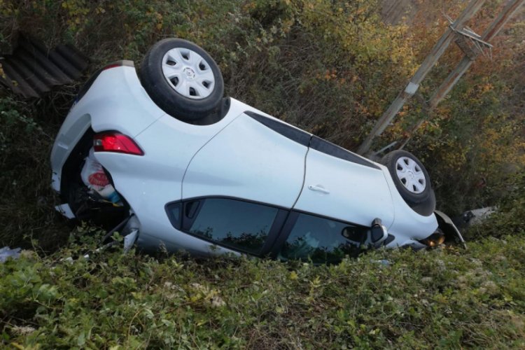 Tarlaya u&ccedil;an otomobil devrildi: 3 yaralı