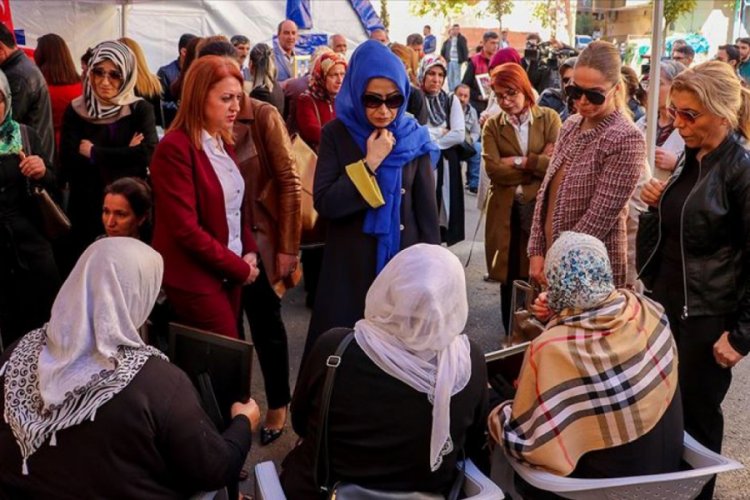 Kadın öğretmenlerden HDP önünde eylem yapan annelerine destek