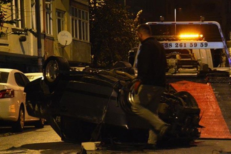 İstanbul'da polisten kaçan otomobil, araçlara çarparak devrildi