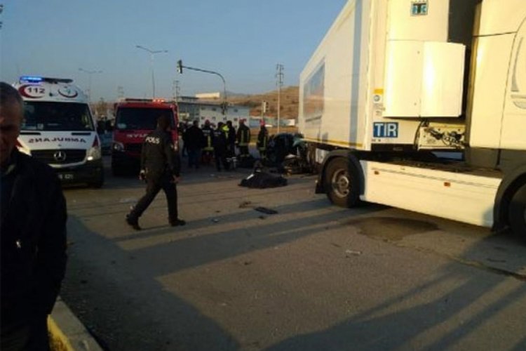 Otomobil, TIR'ın altına girdi: 3 ölü, 1 yaralı