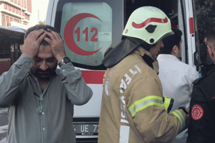 Bastığı cam kırılınca 4. kattan d&uuml;şen iş adamı yaralandı