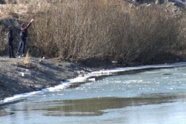 Hava sıcaklığı -9'a d&uuml;şt&uuml;, nehrin y&uuml;zeyi buz tuttu